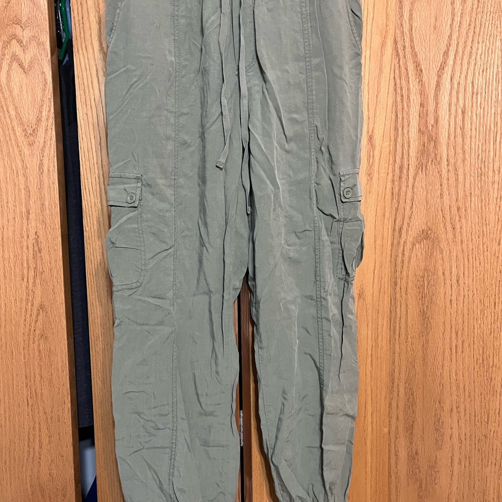 Women’s Lightweight Olive Green Jogger Cargo Pants NWT